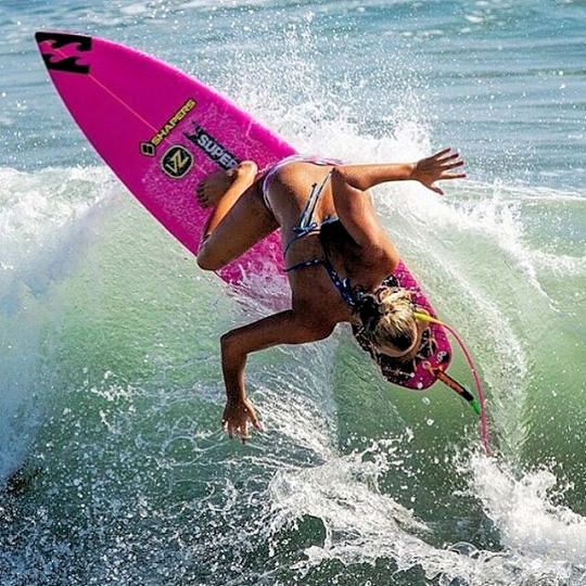 Diversión acuática para niños en competencias de surf en El Salvador-1