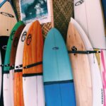 Guía completa de equipos y accesorios esenciales para surf: consejos