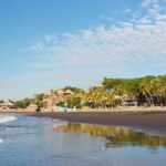 Playas tranquilas en El Salvador para surfear sin multitudes