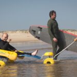 Surf adaptado en El Salvador: especialistas en discapacidad surfeando