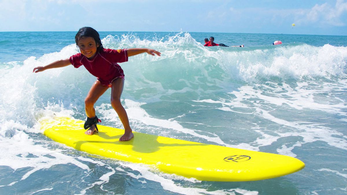 ¿Cuándo comenzar a surfear? Edad mínima recomendada para aprender este deporte acuático-1